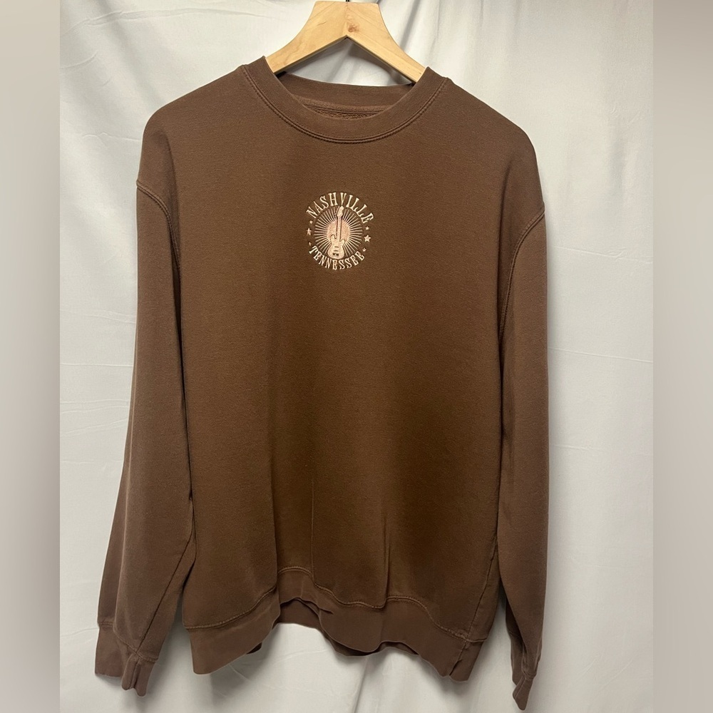 Von Maur Hi Res brand Brown Crewneck w/ pink Nashville Tennessee embroidery - Picture 2 of 7